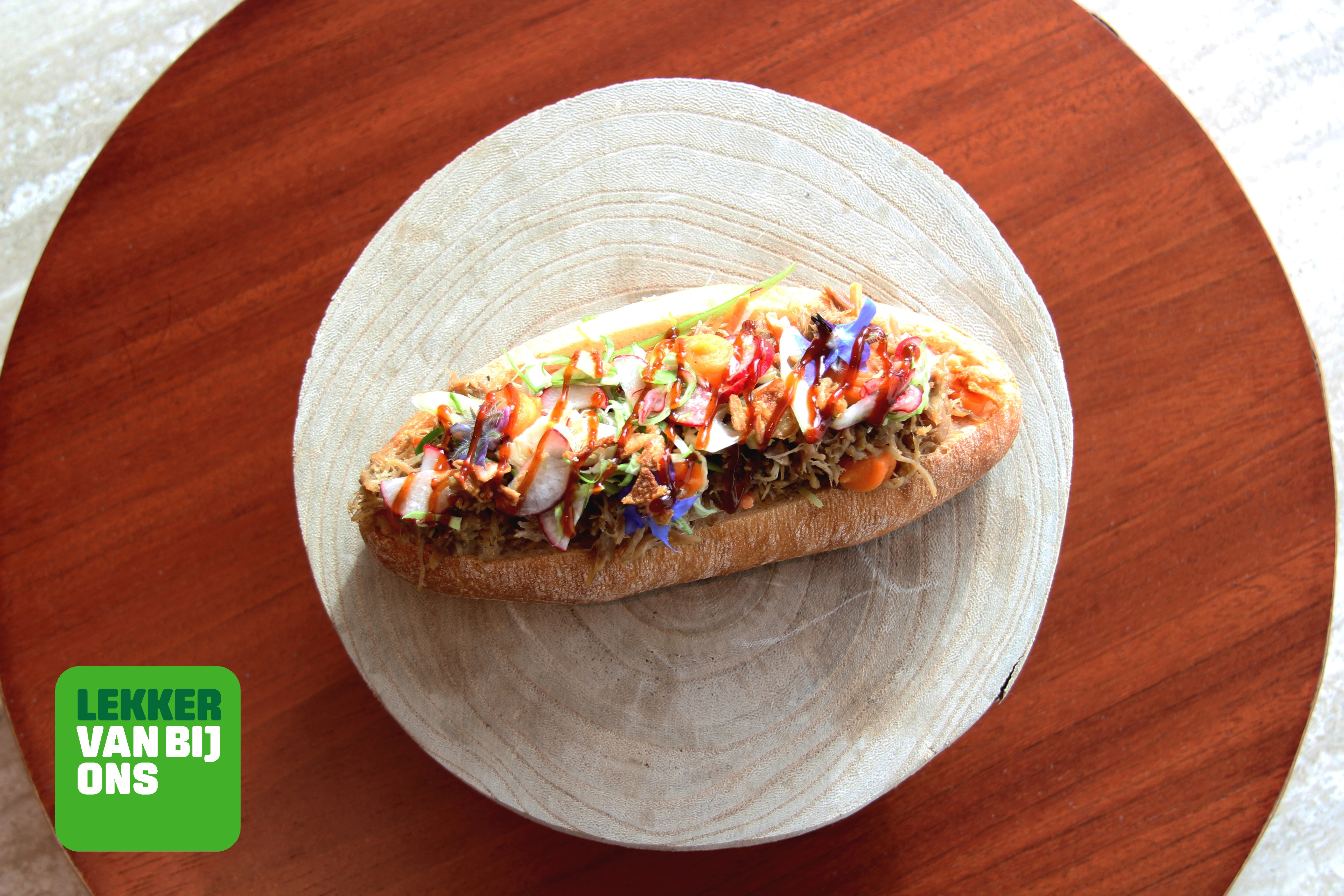 "Haute dog" pulled pork met gepekelde groenten en bbq saus